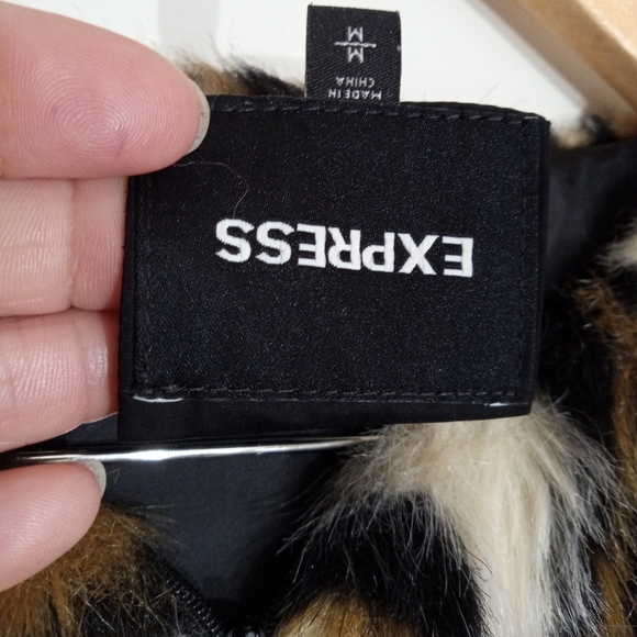 Express Chic Leopard Print Faux Fur Zip Up Vest - Picture 8 of 9